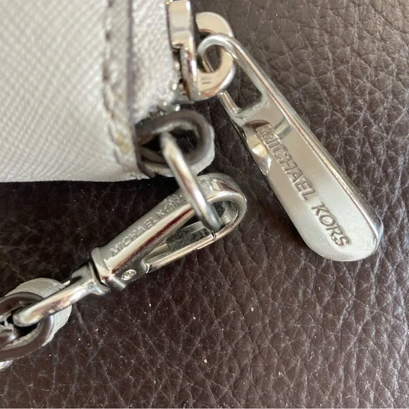 Michael Kors Zip Wallet Giftables Ash Grey Leather Large Flat Mf Phone Case - Picture 3 of 7